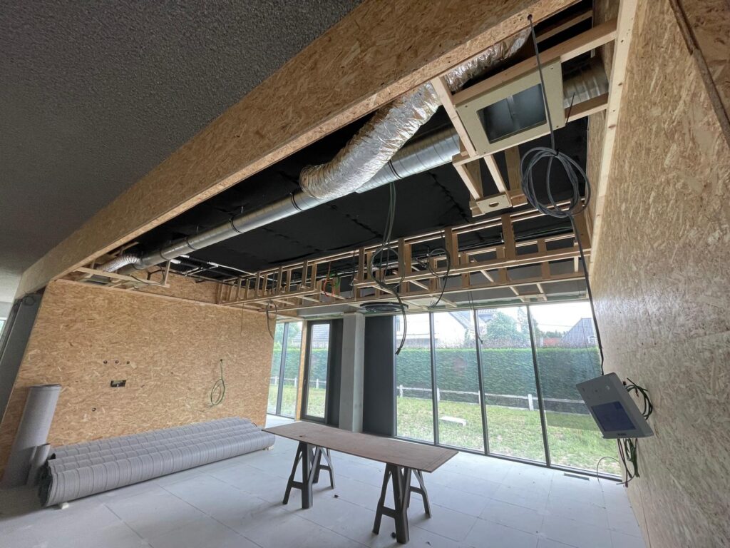 Installatie van akoestisch plafond door Skyspan
