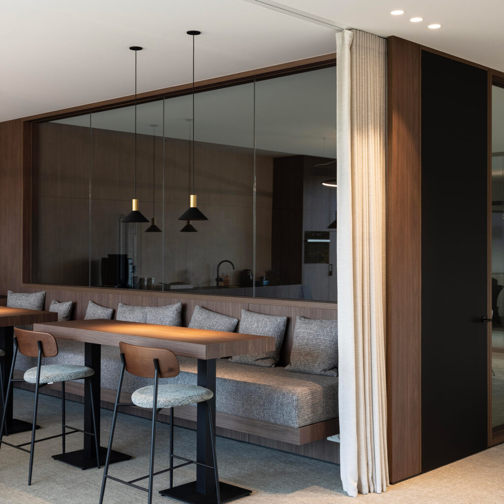 Luxueus spanplafond in woonkamer De Pluim